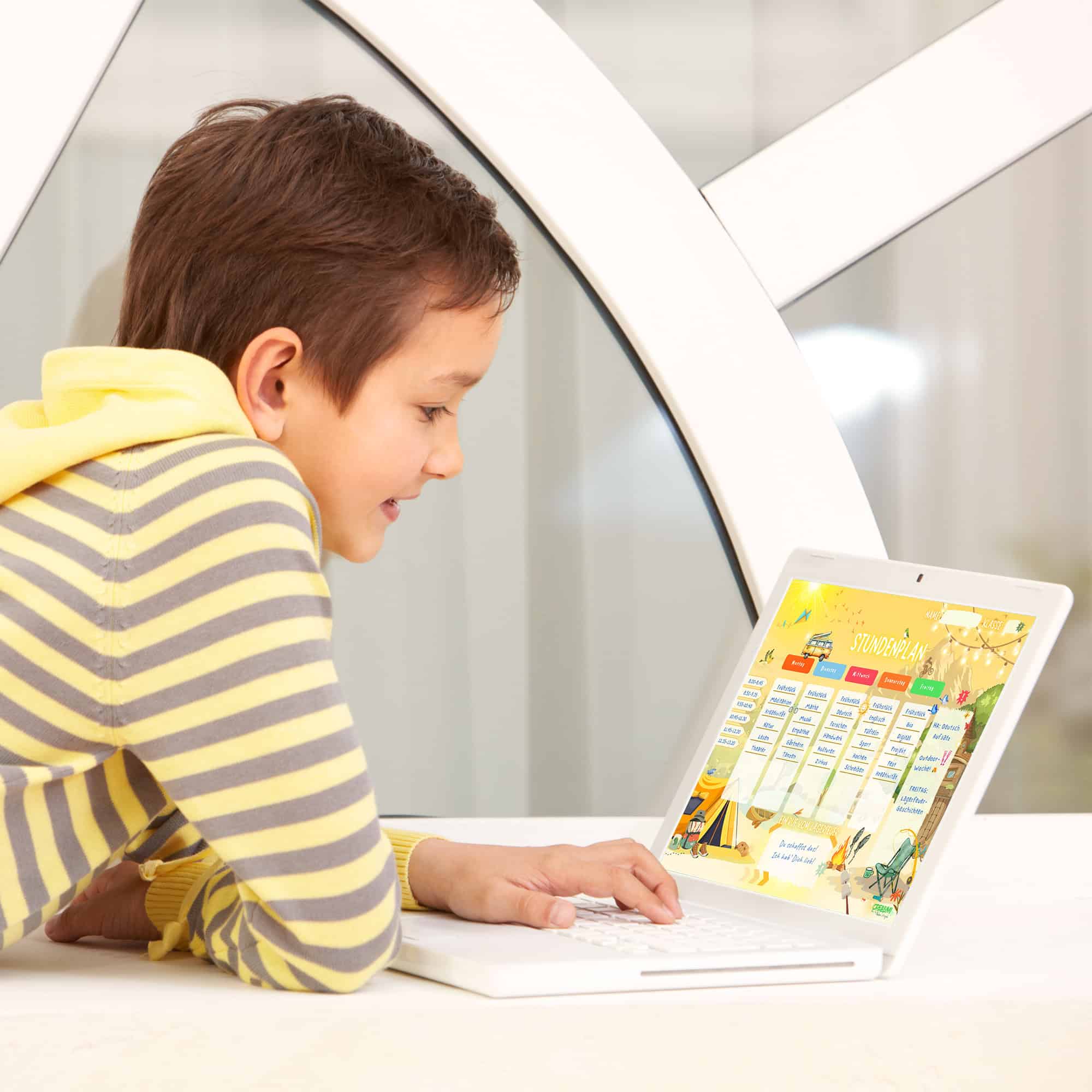 Stundenplan Camping für Kinder am Tablet — Crealumi Campingabenteuer