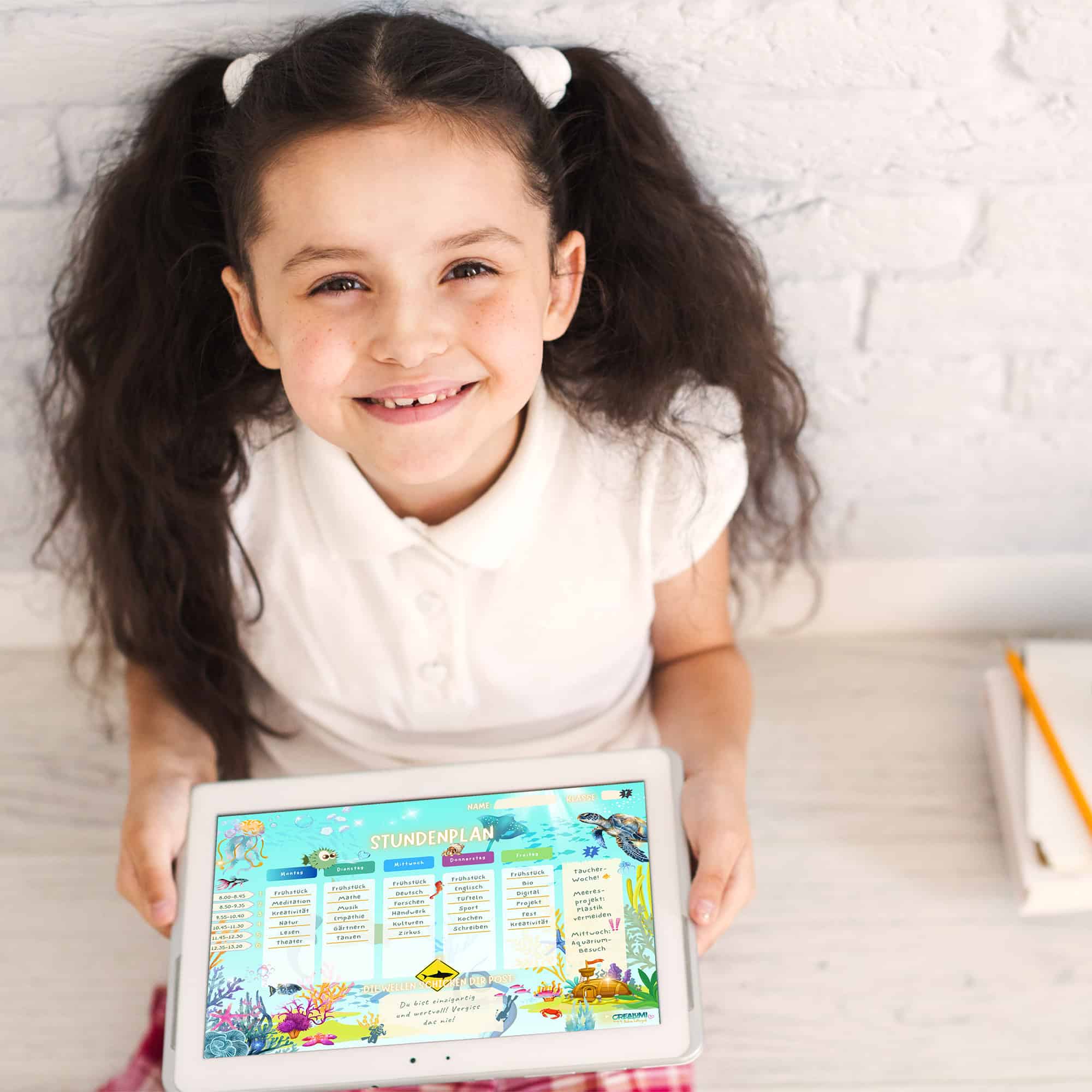 Stundenplan Unterwasser bei Sonnenschein für Kinder am Tablet — Crealumi Ozeanschimmer