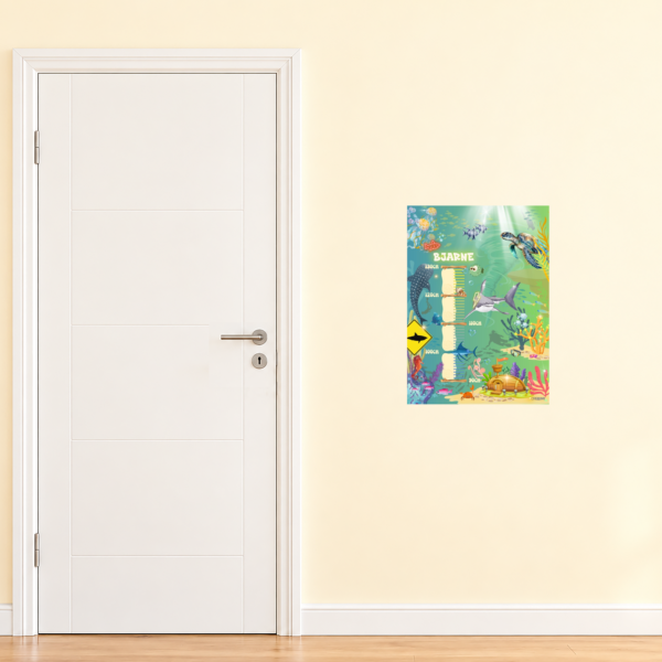 Poster di crescita per bambini con un design sottomarino al chiaro di luna, posizionato accanto a una porta per un confronto delle dimensioni - Crealumi