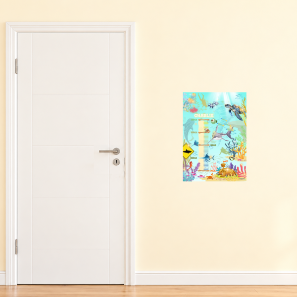 Poster di crescita per bambini con un design sottomarino illuminato dal sole, da posizionare accanto a una porta per un confronto delle dimensioni - Crealumi