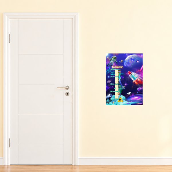 Poster di crescita per bambini con rappresentazione spaziale accanto a una porta per un confronto delle dimensioni - Crealumi